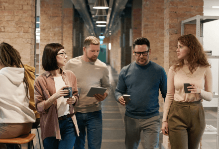 Membre de l'équipe au travail